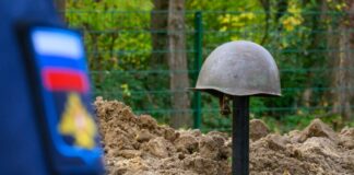 39 sowjetische Soldaten in Lebus beigesetzt Ein Stahlhelm eines im Zweiten Weltkrieg gefallenen sowjetischen Soldaten schmückt ein Grab.