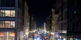 Comeback für die Friedrichstraße: Mehr Platz zum Flanieren Die Friedrichstraße in Berlin soll nach dem Willen des Senats attraktiver werden.