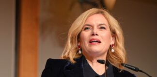 Bundestagspräsidentin Julia Klöckner hielt in Berlin eine Laudatio auf die Streetworkerin Sabine Constabel, die sich gegen Prostitution engagiert.