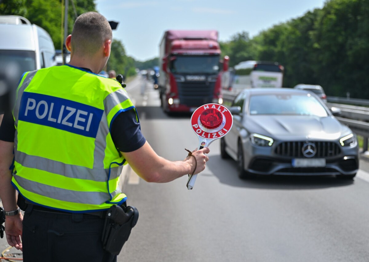 Symbolbild - Grenzkontrolle auf der A12 Die Grenzkontrollen zwischen Deutschland und Polen auf der A12 sorgen für Staus. Gegen Ende Jahres soll eine neue Verkehrsführung Entlastung bringen. (Archivbild)