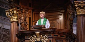 Die anglikanische Bischöfin Sarah Mullally ist in der Berliner Domgemeinde keine Unbekannte. 