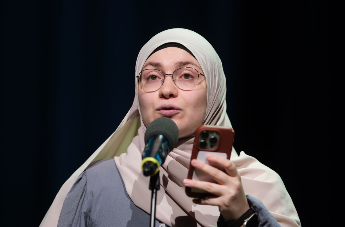 Deutsche Meisterschaften im Poetry-Slam Ayse Irem hat sich im Finale der Deutschsprachigen Meisterschaft im Poetry Slam in Chemnitz den Titel geholt.