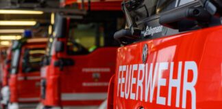 Etwa 80 Kameraden sind in der Nacht im Einsatz, um Menschen zu retten und Flammen zu löschen. (Symbolbild)