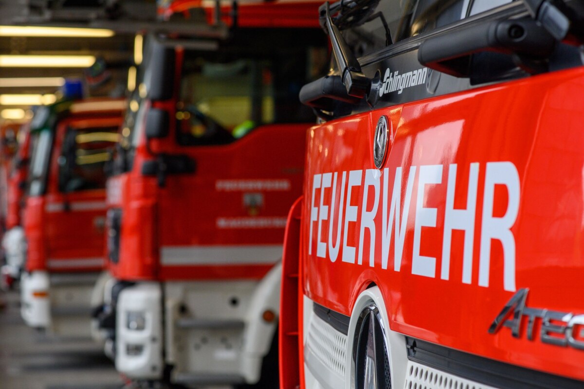 Feuerwehr Magdeburg Etwa 80 Kameraden sind in der Nacht im Einsatz, um Menschen zu retten und Flammen zu löschen. (Symbolbild)
