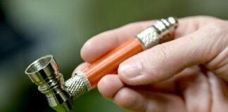 Crack-Konsum in Drogenräumen deutlich gestiegen Meistens wird Crack in einer Pfeife geraucht, in seltenen Fällen wird es gespritzt.