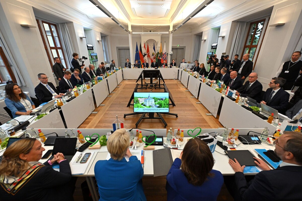 Ministerpräsidenten der ostdeutschen Länder Die Regierungschefs und die Ministerpräsidentin der ostdeutschen Bundesländer wollen in Brüssel ihre Standpunkte klarmachen - etwa wie in Zukunft EU-Geld in die Regionen verteilt werden soll. (Archivbild)