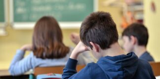 Der Kinder- und Jugendgesundheitsbericht Brandenburg liefert einen
Überblick über die gesundheitliche Situation der rund 421.000 Kinder und Jugendlichen im Land (Archivbild).