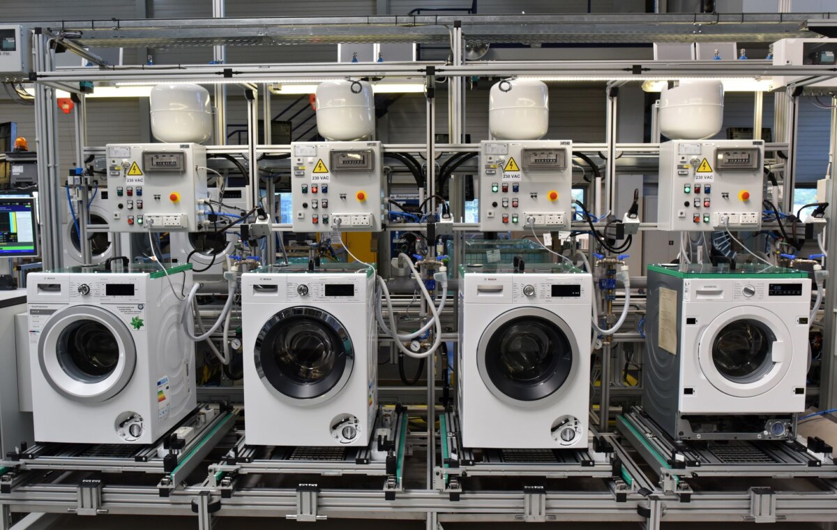 Produktion bei BSH Die Bosch-Tochter BSH verkauft Waschmaschinen, Herde und andere Hausgeräte - doch die Nachfrage schwächelt. (Archivbild)