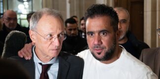Buhsidos E-Manager Arafat Abou-Chaker (r) legt nach der Urteilsverkündung seinem Anwalt Hansgeorg Birkhoff die Hand auf die Schulter. (Archivbild) 