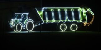 In Brandenburg gelten Lichterfahrten von weihnachtlich leuchtenden Feuerwehrfahrzeugen und Traktoren nun als Brauchtum. (Symbolbild) 