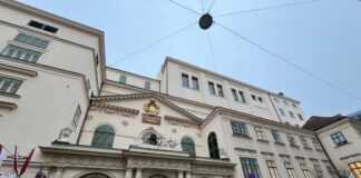 Die Jury würdigte mit dem Preis die Rückkehr des traditionsreichen Hauses nach einer zweijährigen Schließung und umfassenden Renovierung.