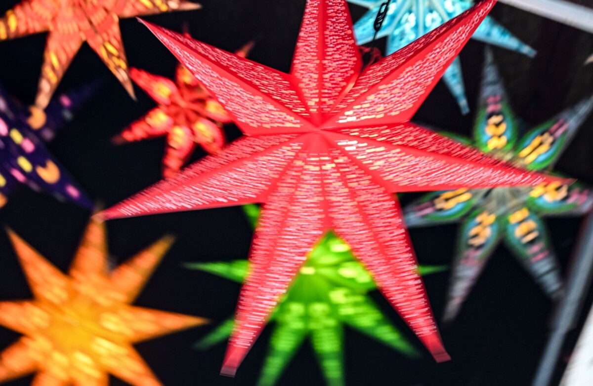 Beleuchtete Dekosterne Nach dem Totensonntag läuten die Kirchen die Adventszeit ein. (Symbolbild)