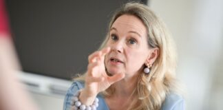 10.000 Postkarten für Kulturförderung überreicht Vertreter des Landesmusikrats Berlin und der Berliner Literaturkonferenz haben für die Übergabe Kultursenatorin Sarah Wedl-Wilson getroffen. (Archivbild)