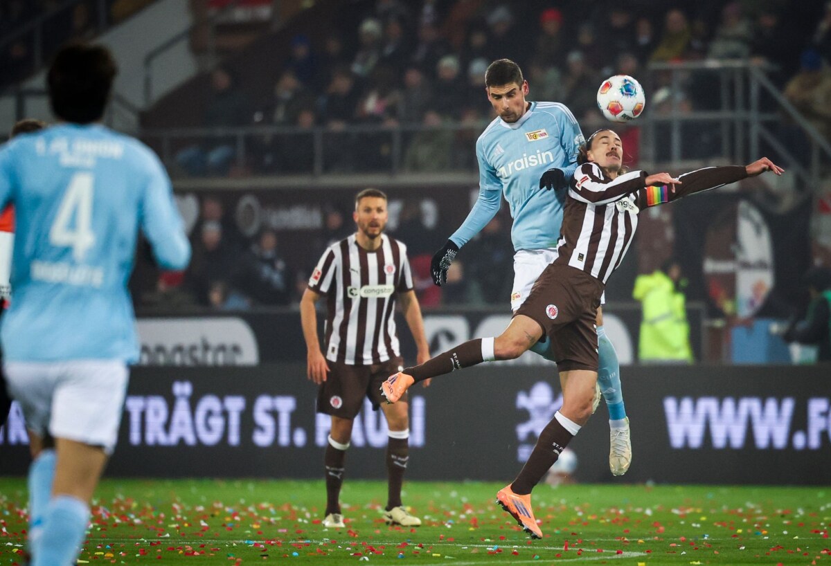 Zurück in der Startelf: St. Paulis Kapitän Jackson Irvine (r).