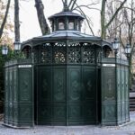 Die Geschichte von Berlins historischen Klo-Häuschen Früher waren die Cafés Achtecks nur für Männer, heute gibt es auch Klos für Frauen.