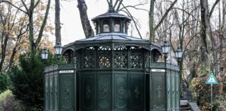 Die Geschichte von Berlins historischen Klo-Häuschen Früher waren die Cafés Achtecks nur für Männer, heute gibt es auch Klos für Frauen.