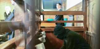 Der 19-Jährige ist unter anderem wegen versuchten Mordes angeklagt. 