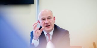 Berlin weist Bedenken gegen Windräder zurück Berlins Regierender Bürgermeister Kai Wegner (CDU) geht auf Bedenken wegen möglicher neuer Windrad-Standorte an der Landesgrenze zu Brandenburg ein.