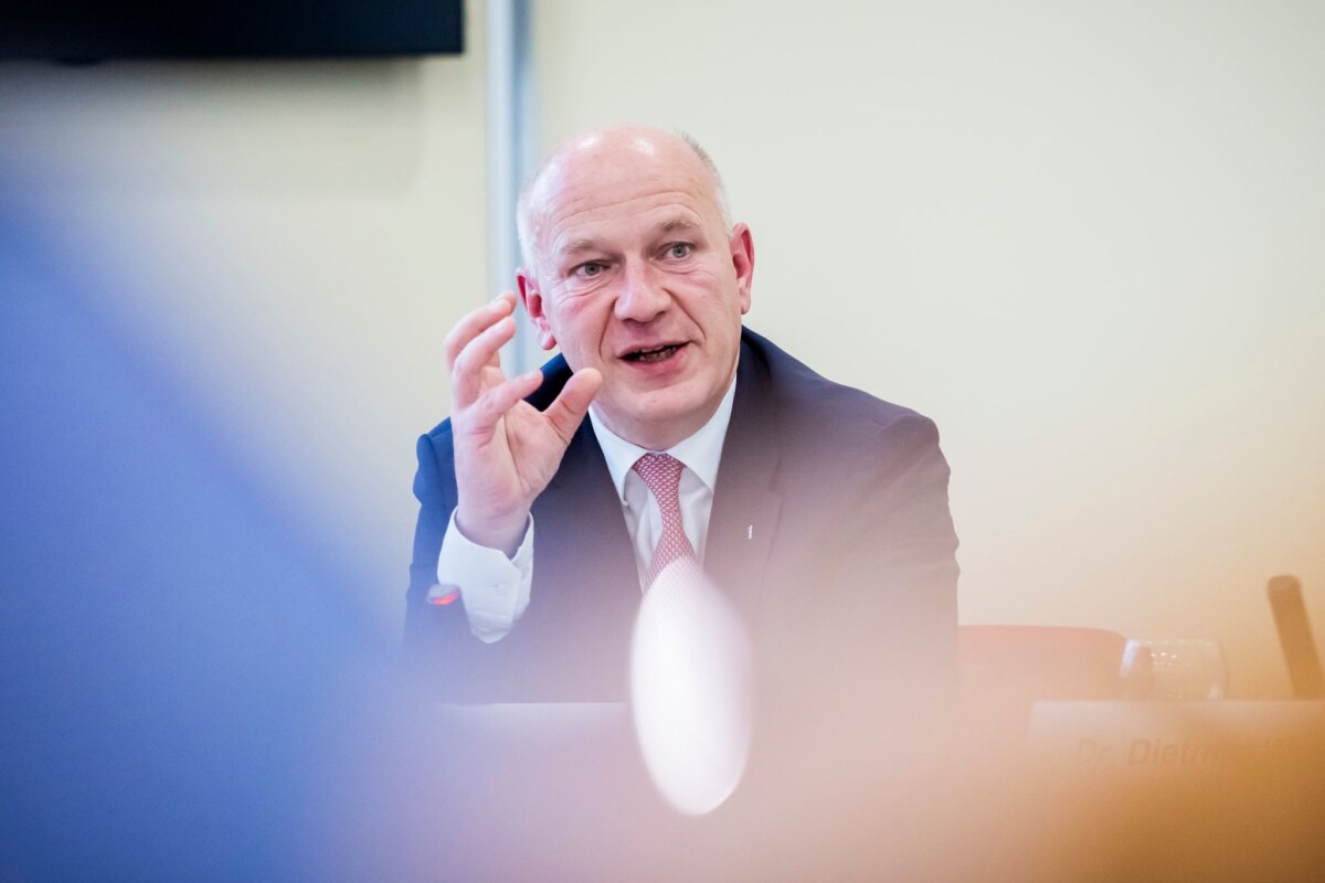 Gemeinsame Kabinettssitzung von Berlin und Brandenburg Berlins Regierender Bürgermeister Kai Wegner (CDU) geht auf Bedenken wegen möglicher neuer Windrad-Standorte an der Landesgrenze zu Brandenburg ein.