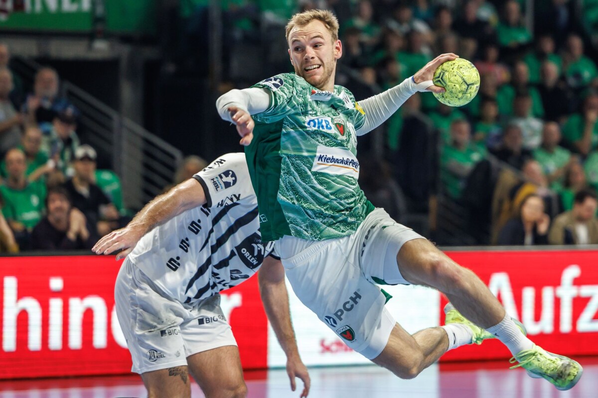 Füchse Berlin - THW Kiel Welthandballer Mathias Gidsel im Duell gegen Kiel.