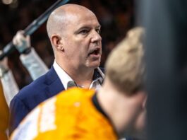 BR Volleys holen wichtigen Sieg in Freiburg Trainer Joel Banks feiert mit den Berlin Volleys einen wichtigen Sieg.