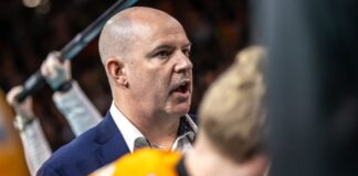 BR Volleys holen wichtigen Sieg in Freiburg Trainer Joel Banks feiert mit den Berlin Volleys einen wichtigen Sieg.