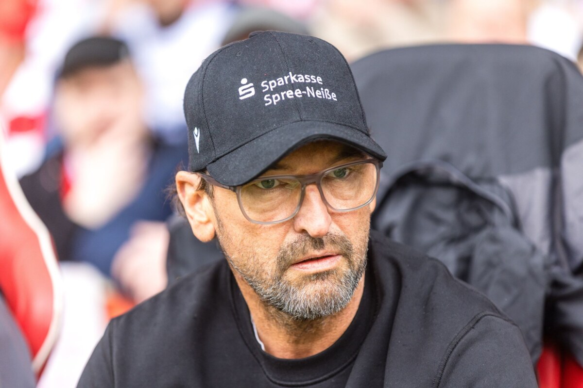 Claus-Dieter Wollitz Der Cottbuser Trainer Claus-Dieter Wollitz feiert gegen Köln einen Sieg. (Archivbild)