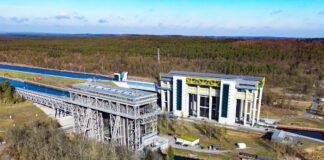 Mit den Schiffshebewerken in Niederfinow überwinden Schiffe auf der Oder-Havel-Wasserstraße einen Höhenunterschied von 36 Metern. (Archivbild)
