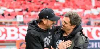 Dynamo und Energie testen in Länderspielpause gegeneinander Cottbus'-Trainer Claus-Dieter "Pele" Wollitz (l) und Dynamo-Trainer Thomas Stamm stehen sich in der Länderspielpause in einem Testspiel gegenüber.