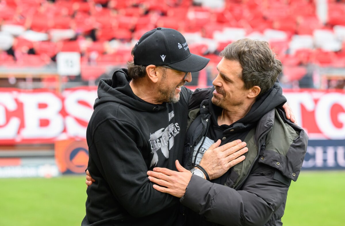 Thomas Stamm und Claus-Dieter Wollitz Cottbus'-Trainer Claus-Dieter "Pele" Wollitz (l) und Dynamo-Trainer Thomas Stamm stehen sich in der Länderspielpause in einem Testspiel gegenüber.