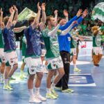 Füchse-Boss kündigt nach «Energieleistung» Neuzugang an Glücklich, aber auch platt: Die Füchse feiern den Heimsieg gegen den THW Kiel.