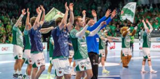 Füchse-Boss kündigt nach «Energieleistung» Neuzugang an Glücklich, aber auch platt: Die Füchse feiern den Heimsieg gegen den THW Kiel.