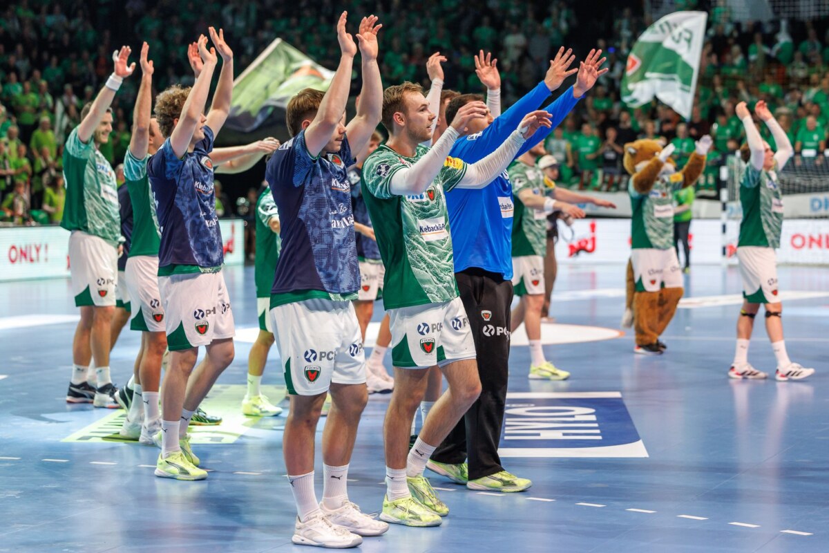 Füchse Berlin - THW Kiel Glücklich, aber auch platt: Die Füchse feiern den Heimsieg gegen den THW Kiel.