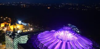 Ehemaliges Sony-Center wird zur Eisbahn Das Zeltdach könnte Kulisse für einen Science-Film sein - nun wird sie es für Schlittschuhläufer. (Archivbild)