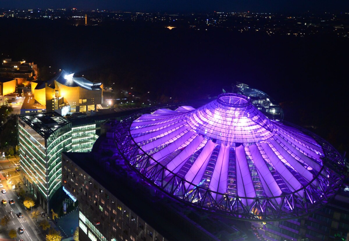 Ehemaliges Sony-Center Das Zeltdach könnte Kulisse für einen Science-Film sein - nun wird sie es für Schlittschuhläufer. (Archivbild)
