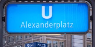 Trotz hoher Polizeipräsenz ist der Alexanderplatz ein Kriminalitätshotspot. (Symbolbild)