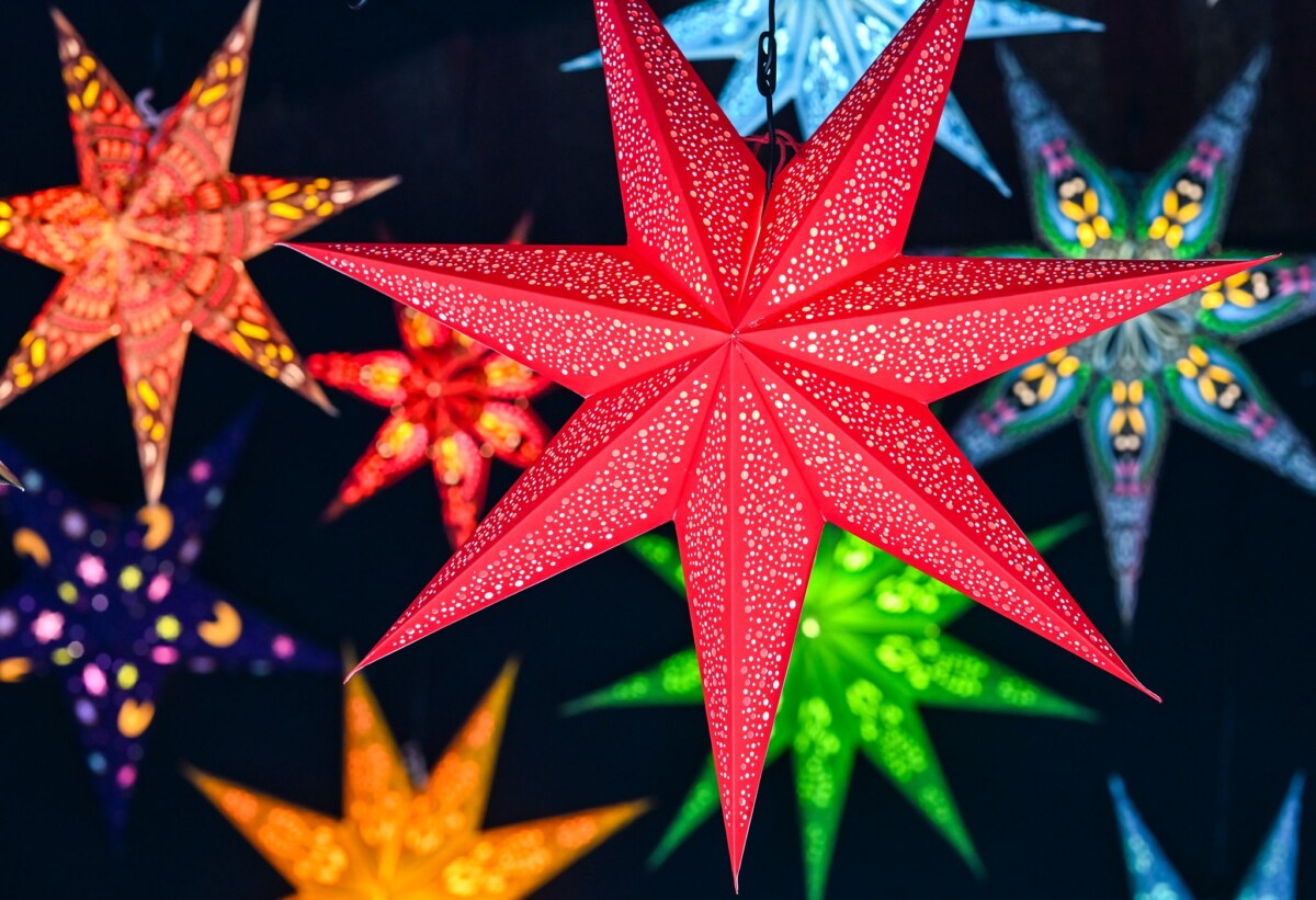 Dekosterne auf Weihnachtsmarkt Traditionell beginnen nach Totensonntag viele Weihnachtsmärkte - so auch in Berlin. (Archivbild)