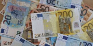 Die Berliner Polizei beschlagnahmte bei Durchsuchungen eine größere Menge Falschgeld. (Illustration)