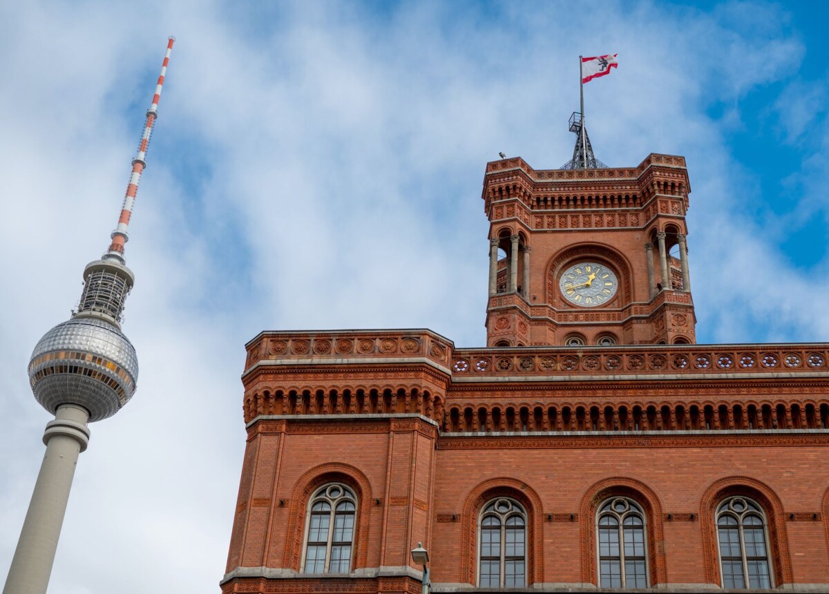 Der Fernsehturm und der Turm vom Roten Rathaus Im Roten Rathaus wird ein Hip-Hop-Ball gefeiert. (Archivbild)