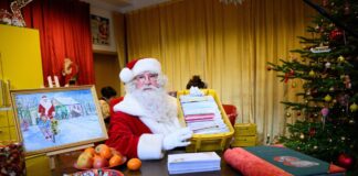 Weihnachtsmann beantwortet Kinderpost in Himmelpfort Mittlerweile ist Himmelpfort die größte der bundesweit insgesamt sieben Weihnachtspostfilialen, in der jährlich rund 300.000 Wunschzettel eintreffen.