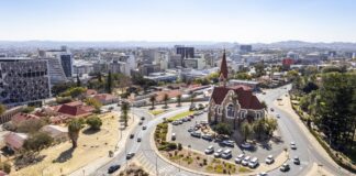 Namibias Hauptstadt Windhoek mit der Christuskirche, erbaut während der deutschen Kolonialzeit. Bild: IMAGO/Imagebroker/Jacek Sopotnicki
