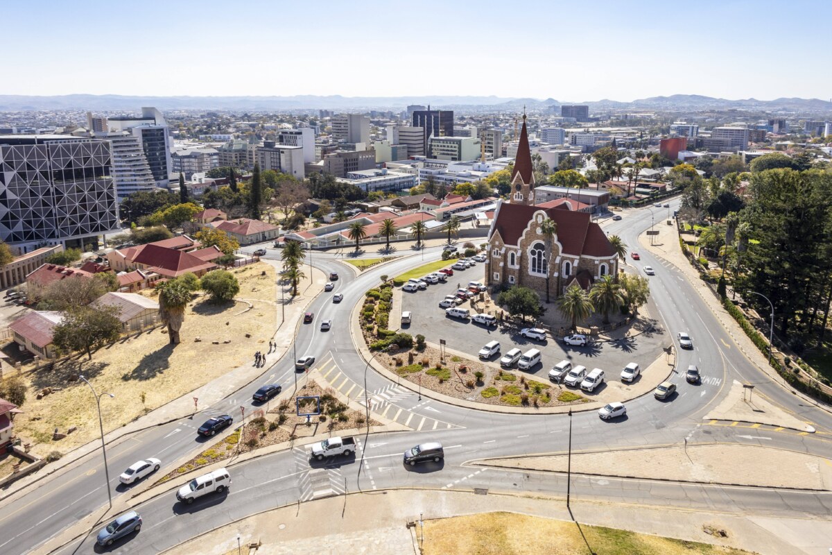 Namibias Hauptstadt Windhoek mit der Christuskirche, erbaut während der deutschen Kolonialzeit. Bild: IMAGO/Imagebroker/Jacek Sopotnicki Namibias Hauptstadt Windhoek mit der Christuskirche, erbaut während der deutschen Kolonialzeit. Bild: IMAGO/Imagebroker/Jacek Sopotnicki