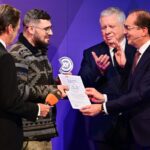 Zivilcourage rettet Leben – XY-Preis für Helfer verliehen Thomas Köpplin (zweiter von links) aus Schweinfurt wurde geehrt.