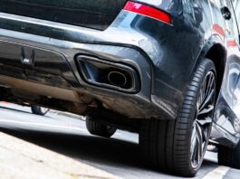 Bauschaum-Attacken: Verdacht auf versuchte Wahlbeeinflussung Nach einer Serienattacke auf Auspuffrohre von Fahrzeugen hat die Staatsanwaltschaft neue Erkenntnisse. (Symbolfoto)