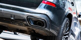 Bauschaum-Attacken: Verdacht auf versuchte Wahlbeeinflussung Nach einer Serienattacke auf Auspuffrohre von Fahrzeugen hat die Staatsanwaltschaft neue Erkenntnisse. (Symbolfoto)