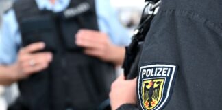 Hunderte Einsatzkräfte durchsuchten Wohnungen. (Symbolbild)