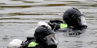Taucher suchen nach dem Vermissten im Geierswalder See. (Symbolbild)