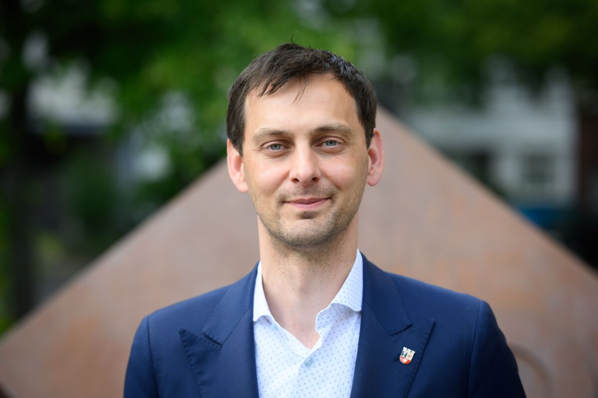 Neuköllns Bezirksbürgermeister Martin Hikel Der SPD-Landesvorsitzende Martin Hikel gibt sich zuversichtlich für die Aufstellung des Spitzenkandidaten Steffen Krach am Samstag. (Archivbild)