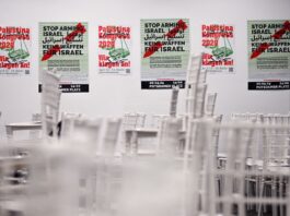 Leere Stühle stehen in dem Veranstaltungsraum, nachdem die Polizei den Palästina-Kongress abgebrochen und verboten hat. (Archivbild) 