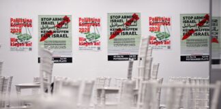 Leere Stühle stehen in dem Veranstaltungsraum, nachdem die Polizei den Palästina-Kongress abgebrochen und verboten hat. (Archivbild) 